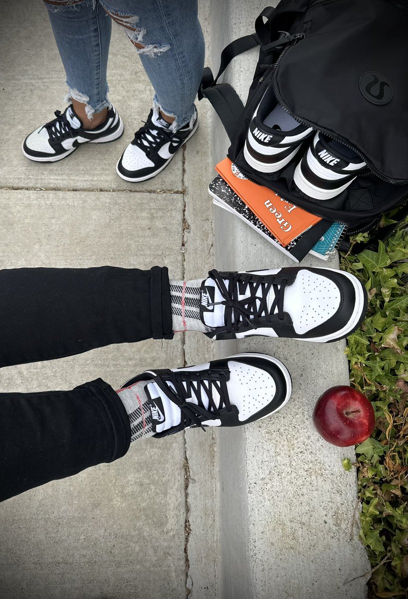 shilohnsam's tweet image. Yall remember that cool ass teacher who had all the kicks 🤣🤣??  yall already know every one gone have on #pandadunks the first day of school..🤣🤣so my #kotd👟 to start off this weeks 3 amazing challenges  #dunksondeck #weekoflows and #back2school week is my own twist on it