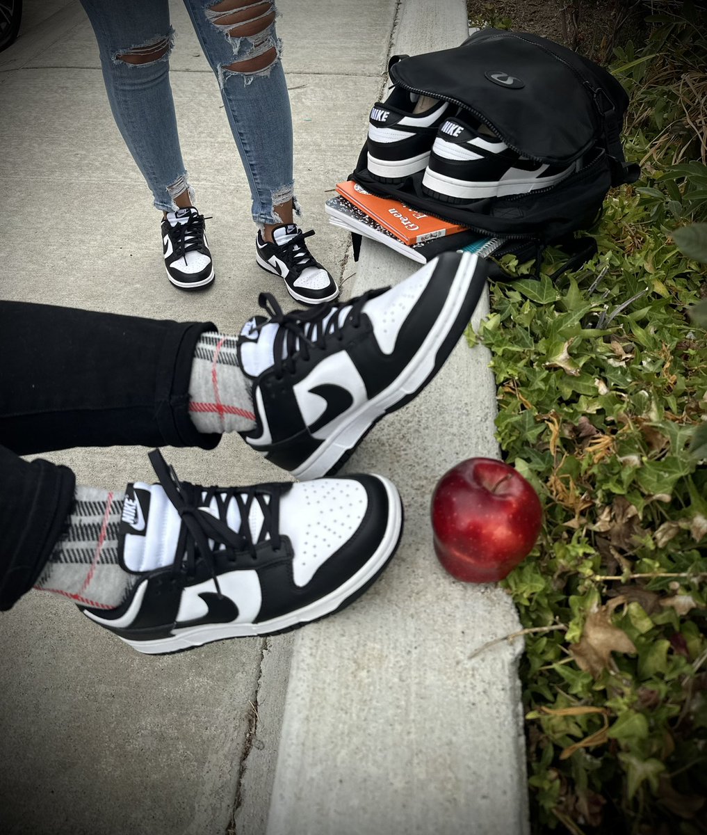 shilohnsam's tweet image. Yall remember that cool ass teacher who had all the kicks 🤣🤣??  yall already know every one gone have on #pandadunks the first day of school..🤣🤣so my #kotd👟 to start off this weeks 3 amazing challenges  #dunksondeck #weekoflows and #back2school week is my own twist on it