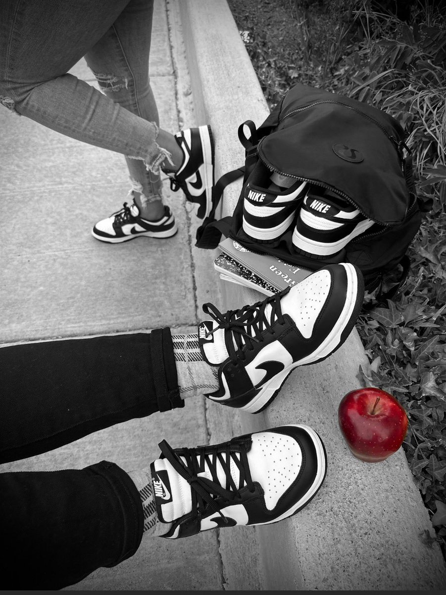 shilohnsam's tweet image. Yall remember that cool ass teacher who had all the kicks 🤣🤣??  yall already know every one gone have on #pandadunks the first day of school..🤣🤣so my #kotd👟 to start off this weeks 3 amazing challenges  #dunksondeck #weekoflows and #back2school week is my own twist on it