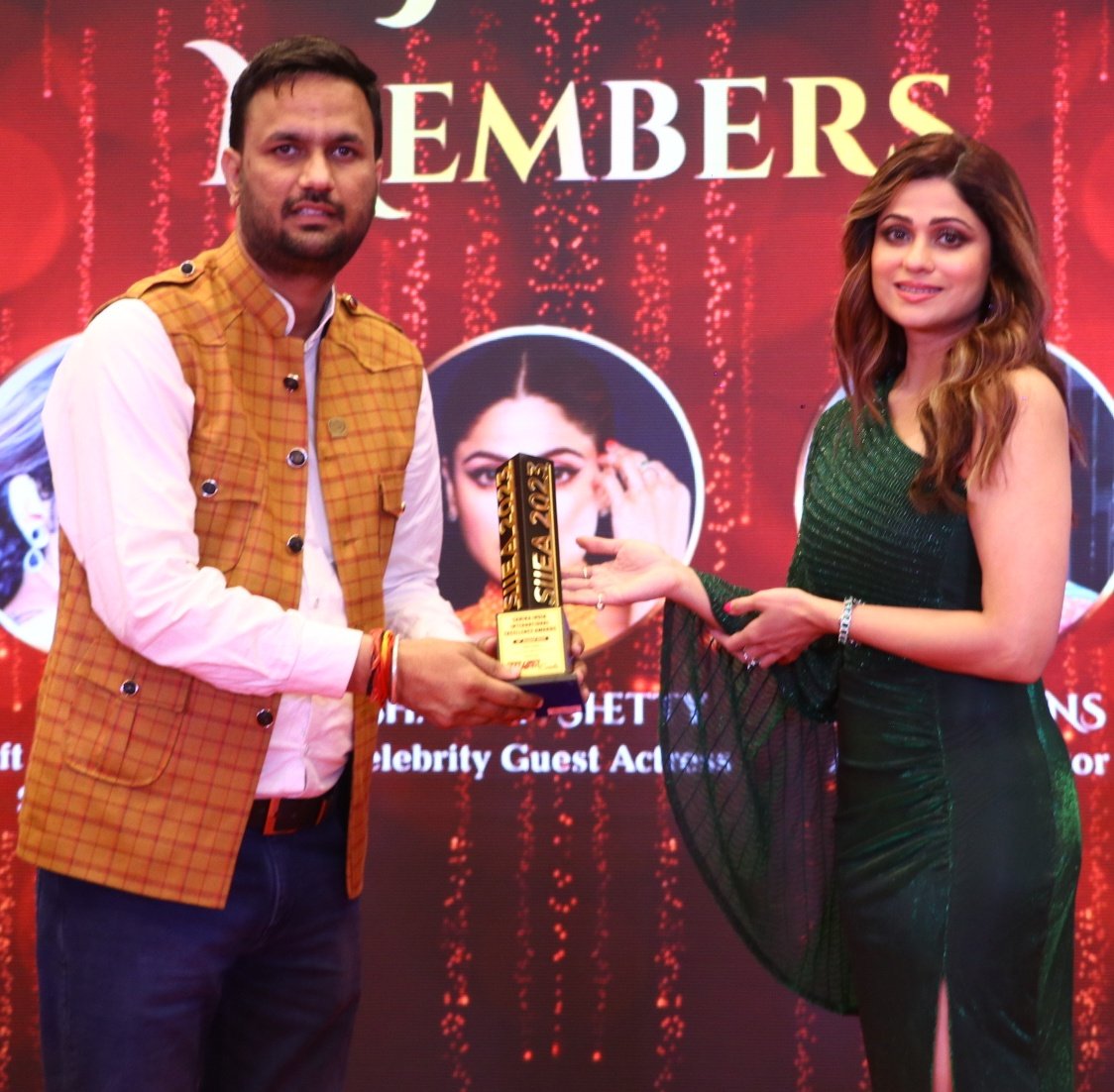 alwarprashant's tweet photo. फिल्म अभिनेत्री @ShamitaShetty जी दिल्ली के पश्चिम विहार के होटल रेडिसन ब्लू में साहिका इंडिया इंटरनेशनल एक्सीलेंस अवार्ड से मुझे सम्मानित करते हुए 🙏🏻😇

#PrashantSharma #bollywood #ShamitaShetty #SIEEA2023 #awards https://t.co/e7CQXyWdz1
