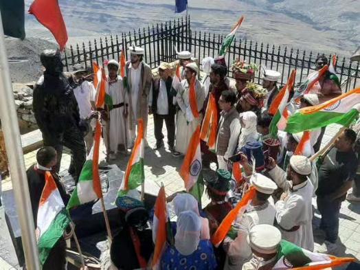 utladakhtourism's tweet photo. Dept. of Tourism & Culture, #Kargil organised a #TirangaRally at iconic #Point13620 by paying respect to the martyrs. It was the first rally as part of #AKAM at the Point 13620 since it was opened for public by #IndianArmy
#HarGharTiranga
#MeriMatiMeraDesh
#MeriMattiMeraDesh https://t.co/cDzolRsh38