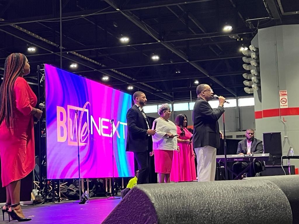 TheKurtCarr's tweet photo. The #KurtCarrSingers had a great time in Chicago at The @BlackWomensExpo. There's just something about the people of #Chicago and their love for Gospel Music. 

And ministry is always easy with my amazing Kurt Carr Singers! https://t.co/IJUddGOzfI