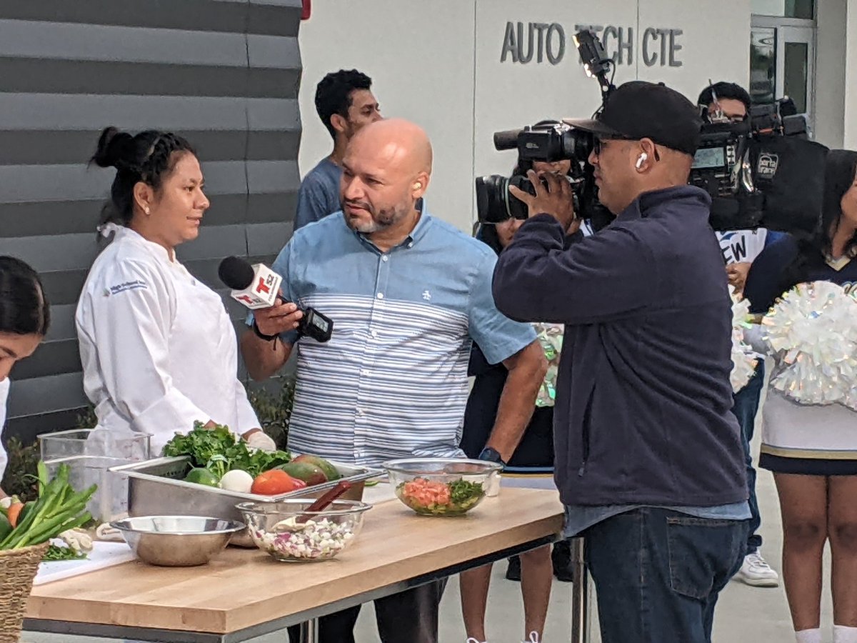 Today was an early start at 4:30 am! #SAUSD had students from our Culinary Arts and Automotive pathways sharing heir academy experiences at Valley High School. Special thanks to our community partner #High_school_inc and the Santa Ana Chamber of Commerce. #CTEsausd #WeAreSausd