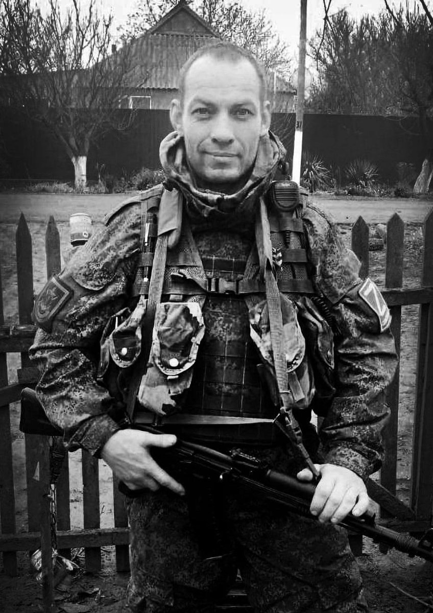 dymkag's tweet photo. Развозжаев:

Сегодня проводили в последний путь водителя отделения морской пехоты 810-й отдельной гвардейской ордена Жукова бригады морской пехоты, гвардии старшего сержанта Павла Евгеньевича Волкова. 

Павел Евгеньевич родился в Ленинграде. Учился и рос в Севастополе, окончил школу №35 с углублённым изучением немецкого языка имени Героя Советского Союза Г. А. Абызова, затем Государственный морской университет имени адмирала Ф.Ф. Ушакова по специальности судовождение. В 2014 году был участником Русской весны.  

Работал на разных предприятиях города, а осенью 2022 года принял решение служить по контракту и отправился выполнять задачи специальной военной операции.

Павел Евгеньевич погиб, защищая село Работино в Запорожской области. Сейчас там идут тяжелые бои. Наши воины стойко удерживают позиции и отбивают атаки ВСУ, которые безуспешно пытаются зайти в Работино. 

Будем помнить нашего героя!