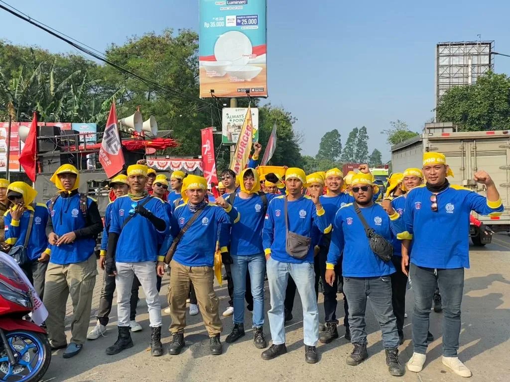 gsbi_jv's tweet photo. BAPOR GSBI &amp; BARA KASBI siap untuk mengawal barisan massa aksi 💙❤️

Bitung, 10 Agustus 2023

#sbgtsgsbi #gsbi #mediagsbi #kasbi #gebrak #gerakanburuhbersamarakyat #aasb #aliansiaksisejutaburuh #cabutuuciptakerja #cabutomnibuslaw #cabutuukesehatan #cabutvuno6tahun2023 #aksidamai https://t.co/qBjNvy9HEM