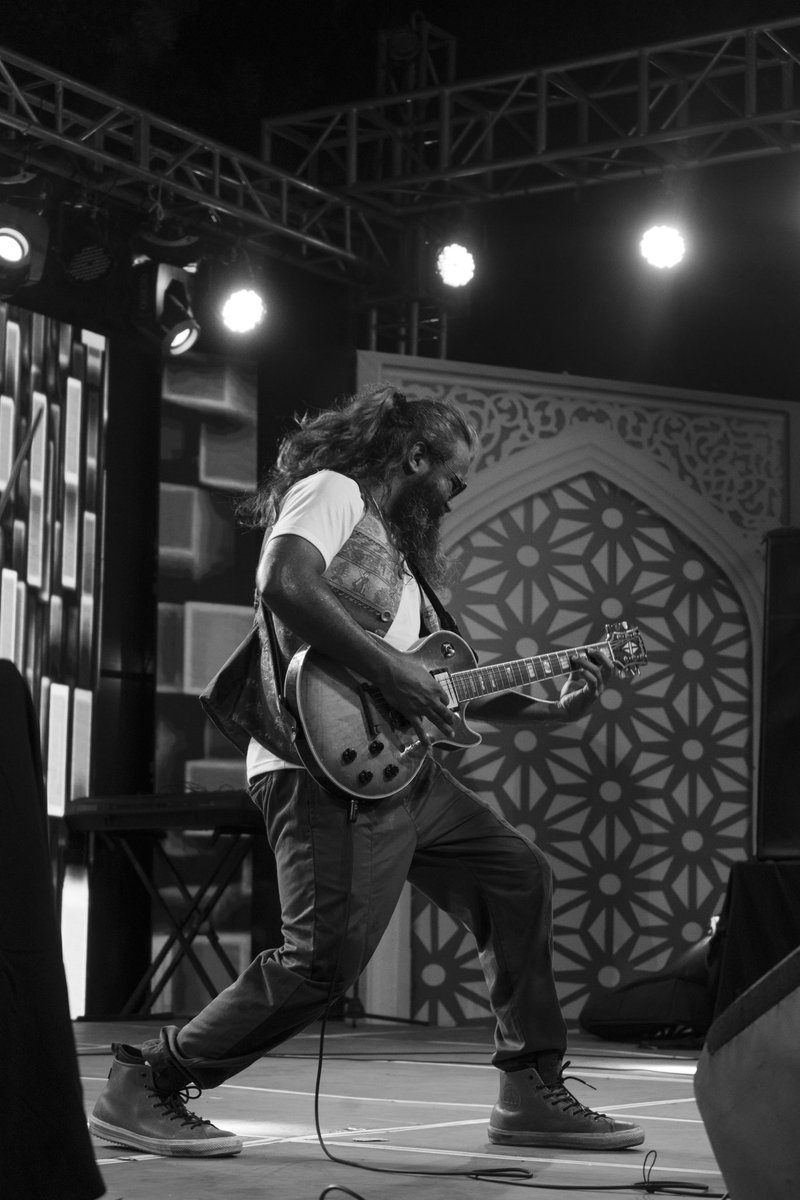 asrarmusic's tweet photo. Click By : Aaqib Malik

#AllahOAkbar #love #peace #humanity #innerpeace #stage #life #moment #live #livemusic #guitar #electricguitar #lespaul #lespaulnevigator #asrarmusic #asrar https://t.co/vxoe5NerKc