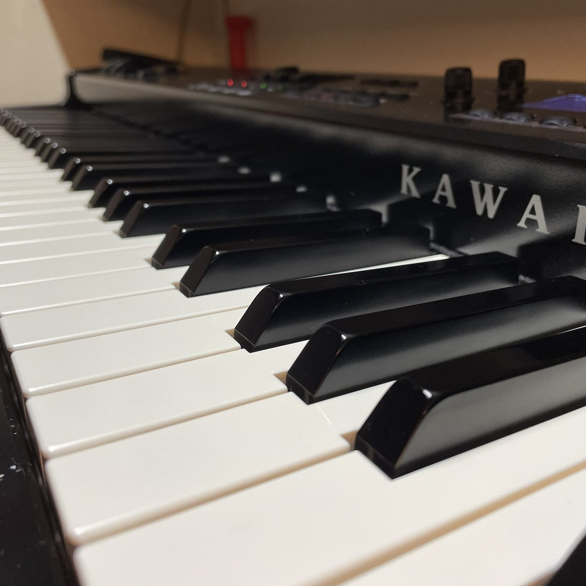 clavierouge's tweet photo. 今日は日付が変わる頃から40分の夜練。

まる1日以上弾かないと鈍りますね。続けよう。

#ピアノ練習 #pianopractice #カワイ #kawai #kawaimp7se #mp7se https://t.co/pXctXGINjc