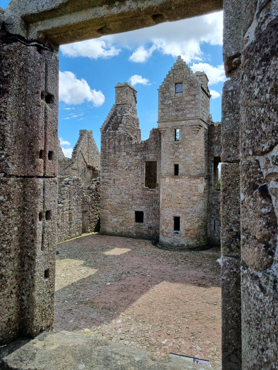 Tolquhon Castle looking great in the summer sunshine. Nice to see this @welovehistory property back open to the public again. #Aberdeenshire #pubarch