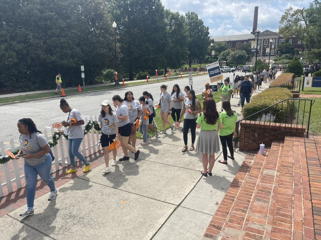 BethFischer1's tweet photo. FIrst Day @UNCG for these new students to learn about our #UNCGAlumni traditions. Daisy chains live on!! https://t.co/w9vE2AI3iX