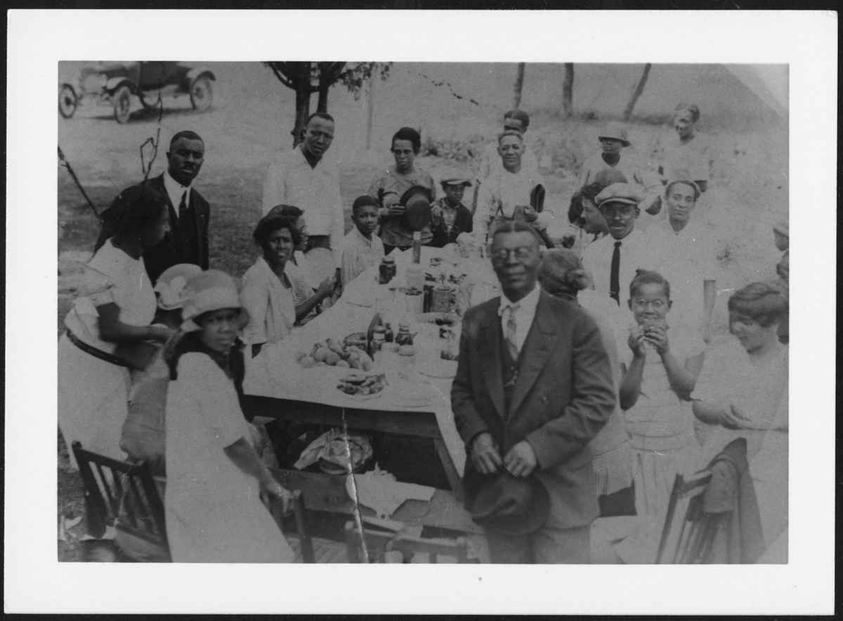 ArchivesOntario's tweet photo. Dining outdoors has long been part of life in Ontario, whether connecting people to the land or providing an escape from city life. Feast your eyes on these photos of eating in the open air, dating from the 1860s to the 1950s.
 #ontariohistory #picnic #summer #outdoor #buylocal https://t.co/3YEnmNKKVD