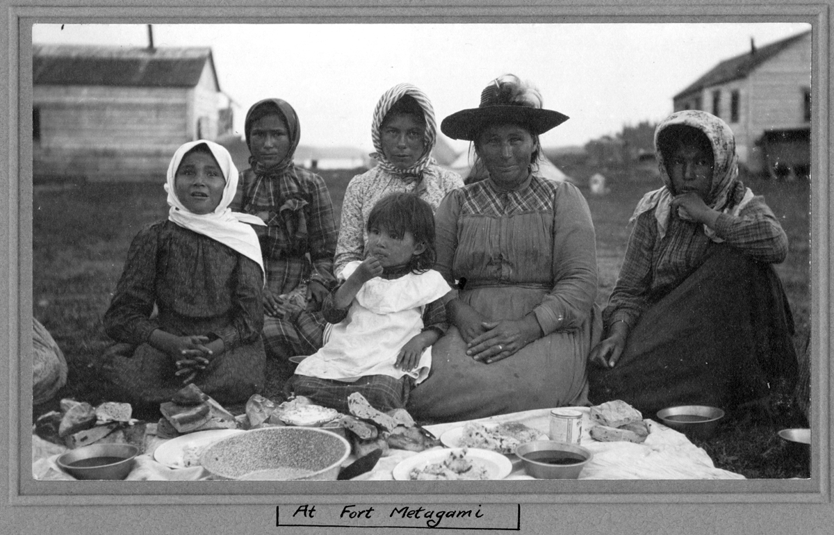 ArchivesOntario's tweet photo. Dining outdoors has long been part of life in Ontario, whether connecting people to the land or providing an escape from city life. Feast your eyes on these photos of eating in the open air, dating from the 1860s to the 1950s.
 #ontariohistory #picnic #summer #outdoor #buylocal https://t.co/3YEnmNKKVD