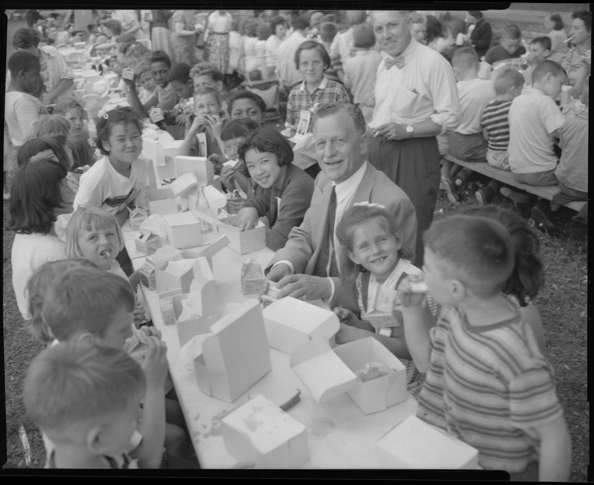 ArchivesOntario's tweet photo. Dining outdoors has long been part of life in Ontario, whether connecting people to the land or providing an escape from city life. Feast your eyes on these photos of eating in the open air, dating from the 1860s to the 1950s.
 #ontariohistory #picnic #summer #outdoor #buylocal https://t.co/3YEnmNKKVD