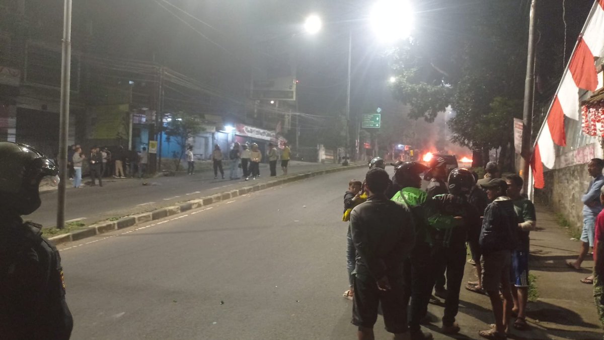 Situasi Dago Elos semakin memanas. Aparat dengan persenjataan lengkap memaksa warga untuk mundur. Menurut laporan reporter kami di lapangan, aparat melemparkan empat gas air mata. Satu warga pingsan.