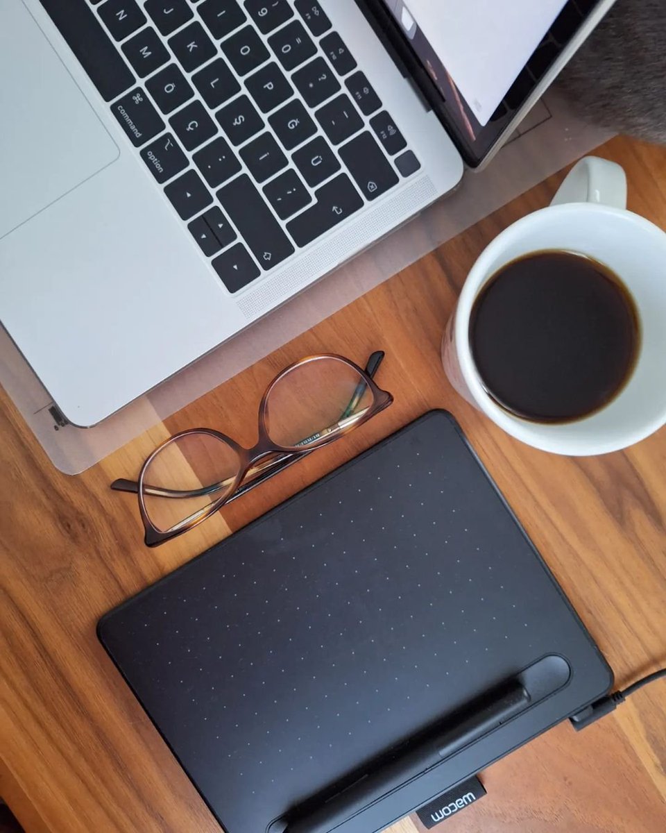 wacom's tweet photo. Starting the week off with a studious image by Academic Ann (https://t.co/SSvkbju4Ce)! ๐ปโ
Their Wacom Intuos makes the perfect portable study companion for note taking, drawing diagrams, and annotating directly onto documents! โจโ๏ธ
#WacomWorkspace #MondayMotivation #wfh https://t.co/MPfa6pVGea