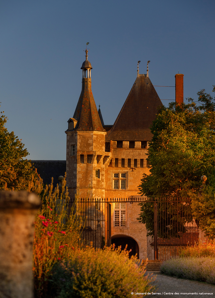 LesMonumentsNat's tweet photo. Éteignez les lumières 🔦
Plongez-vous dans l'obscurité et découvrez le château de #Talcy… à la lueur d'une lampe torche ! 🌃
https://t.co/YfsDGX0lRK
cc @MyLoireValley @Prefet41 @RCValdeLoire https://t.co/QHCsBrryCC