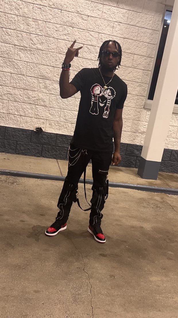 broski_ced's tweet photo. Ion kno who took that sh*t off . But I put that sh*t on 😮‍💨🎸 https://t.co/zSjGnjtpur