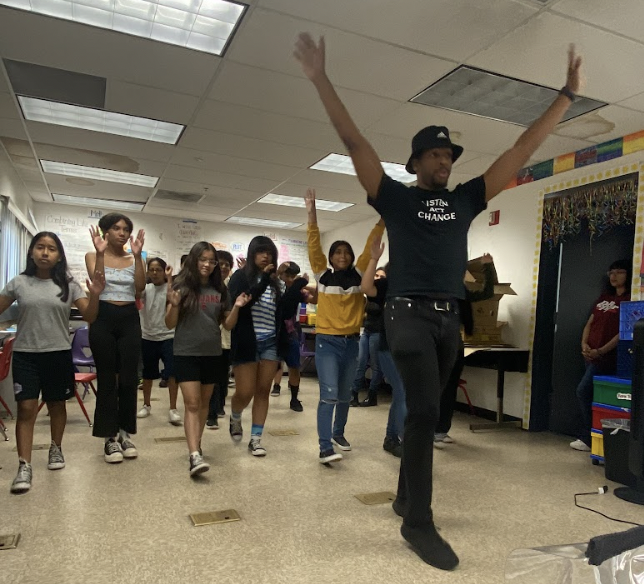 AdvotProject's tweet image. Get your dance on! Happy Monday!