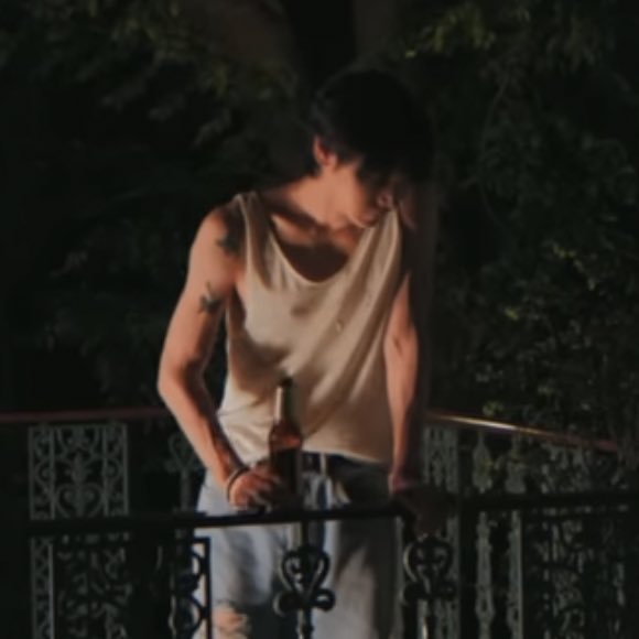 ‘หนูขอโทษ’
‘อือ พี่ฟังอยู่’
‘ไม่โกรธแล้วได้มั้ยคะ ไปอาบน้ำแล้วค่อยมาคุยกันเนอะ ตัวพี่เหม็นเหล้ามากเลย’
‘พี่มีสิทธิ์อะไรไปโกรธเราเหรอ’
‘พี่เป็นแฟนหนู’
‘แต่หนูเลือกไปกับมัน’
‘หนูแค่ไปเคลียร์กับเขาว่าหนูมีพี่อยู่แล้ว แล้วรีบกลับมาหาพี่นี่ไง’

‘ไม่ต้องร้องแล้วตาขี้เมา มากอดหนูนี่มา’