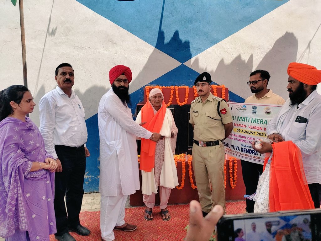 Under #MeriMaatiMeraDesh campaign, volunteers of @Nyksindia organised a program in Tarn Taran, #Punjab. Tributes were paid to #Bravehearts on this occasion and #PanchPranPledge was also administered. 

#MeriMaatiMeraDesh
#HarGharTiranga
#AmritMahotsav