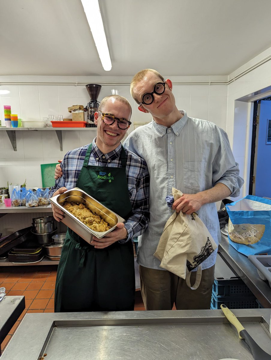 FandWFoodbank's tweet photo. Last Sunday had our 2nd monthly kitchen at @StWithington w/  a 3-course menu of Veg soup, Pasta Bol and Apple Crumble whipped up on the night by our lovely team! 😋👌

If you can help out us &amp; our mates @GT_Manchester,  donate food or just come for a top scran, DM or email us💚 https://t.co/rkZK73ndrJ