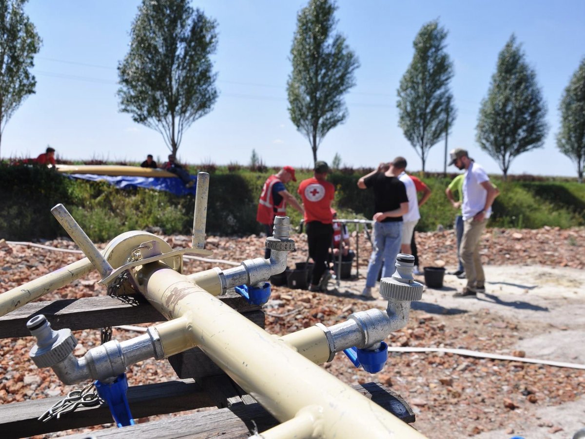 IFRC_Europe's tweet photo. 🚰 Many people are still struggling to access clean water after the destruction of Nova Kalhovka dam.

Assisting affected communities since day 1 after the tragedy, @RedCrossUkraine is now ensuring longer term support. The @IFRC network is providing equipment and training. https://t.co/l2uKp8oGSZ