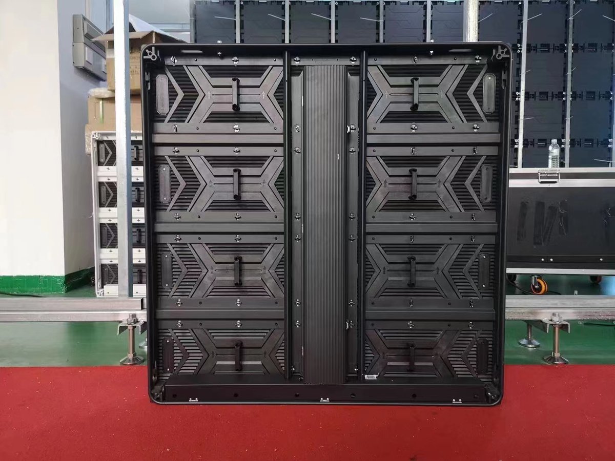 jonz990608's tweet photo. 1000mmX1000mm profile box hard connection before and after maintenance, flatness OK, easy on-site installation. Module size 500mmX250mm, models are outdoor 3.91, 4.81, 6.25, 7.81, 10.42 Welcome to consult https://t.co/xcmeOlilS2