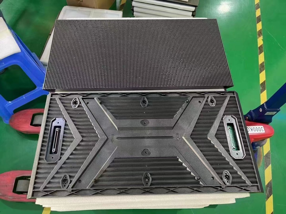 jonz990608's tweet photo. 1000mmX1000mm profile box hard connection before and after maintenance, flatness OK, easy on-site installation. Module size 500mmX250mm, models are outdoor 3.91, 4.81, 6.25, 7.81, 10.42 Welcome to consult https://t.co/xcmeOlilS2