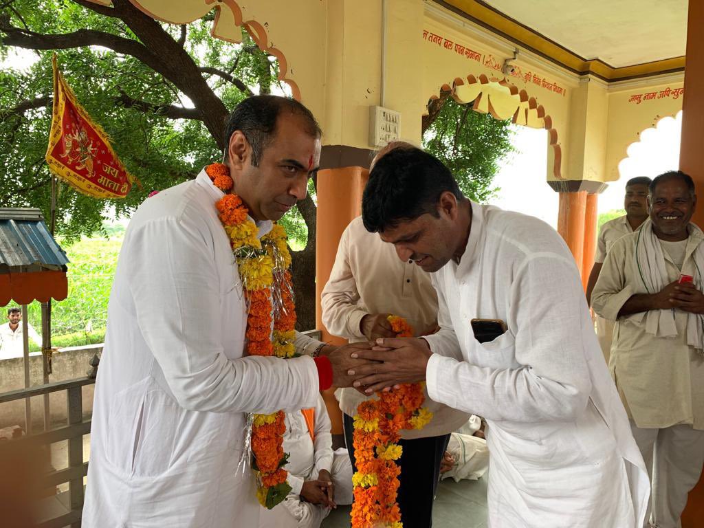 iPriyavratSingh's tweet photo. खिलचीपुर के ग्राम बाढ़गाँव में बाबा रामदेव जी महाराज के भंडारे की स्थापना एवं श्री जगदीश दांगी जी द्वारा आयोजित कार्यक्रम में सम्मिलित होने का सौभाग्य प्राप्त हुआ https://t.co/AwSWpDPPVN