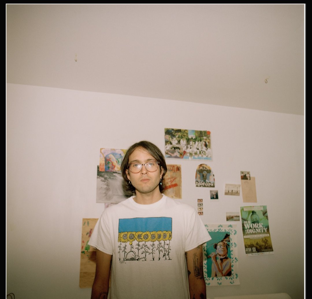 collectivemm's tweet photo. "José Lobo el venezolano que creció en Brasil. Influenciado por el bossa nova y el folk y tonada venezolana, continúa explorando su identidad como latinoamericano en la diáspora a través de sus composiciones." 

#CollectiveMM🔴⚫ https://t.co/jTAtDOpT4S