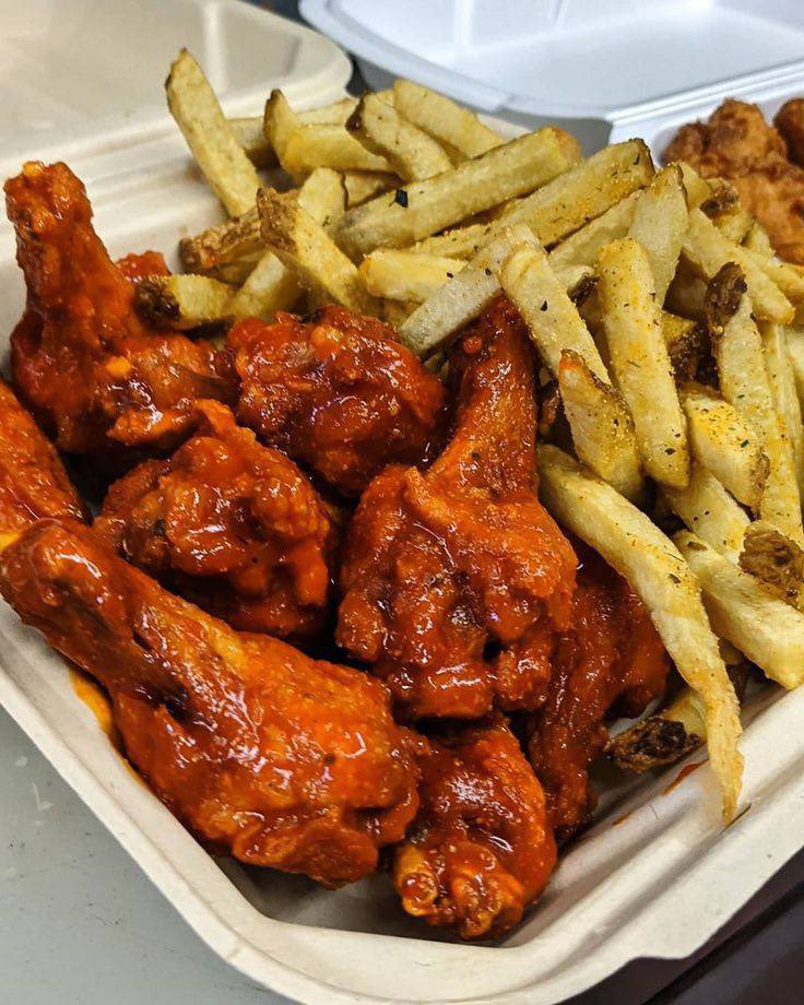FoodPleaser's tweet photo. Buffalo Wings &amp; Fries 🍗🍟 https://t.co/FWNgjQLyqJ
