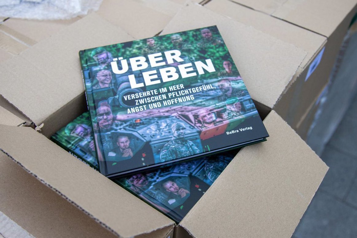 Inspekteur_Heer's tweet photo. Genau vier Wochen vor der offiziellen Veröffentlichung des Buches #ÜBER_Leben sind heute die Bücher in Strausberg angekommen. Die #Vorfreude steigt!

#Versehrte verdienen Unterstützung, Sichtbarkeit und Anerkennung und dazu soll das Buch einen Beitrag leisten.
#WIRSINDDASHEER https://t.co/SjoeLlfMgF