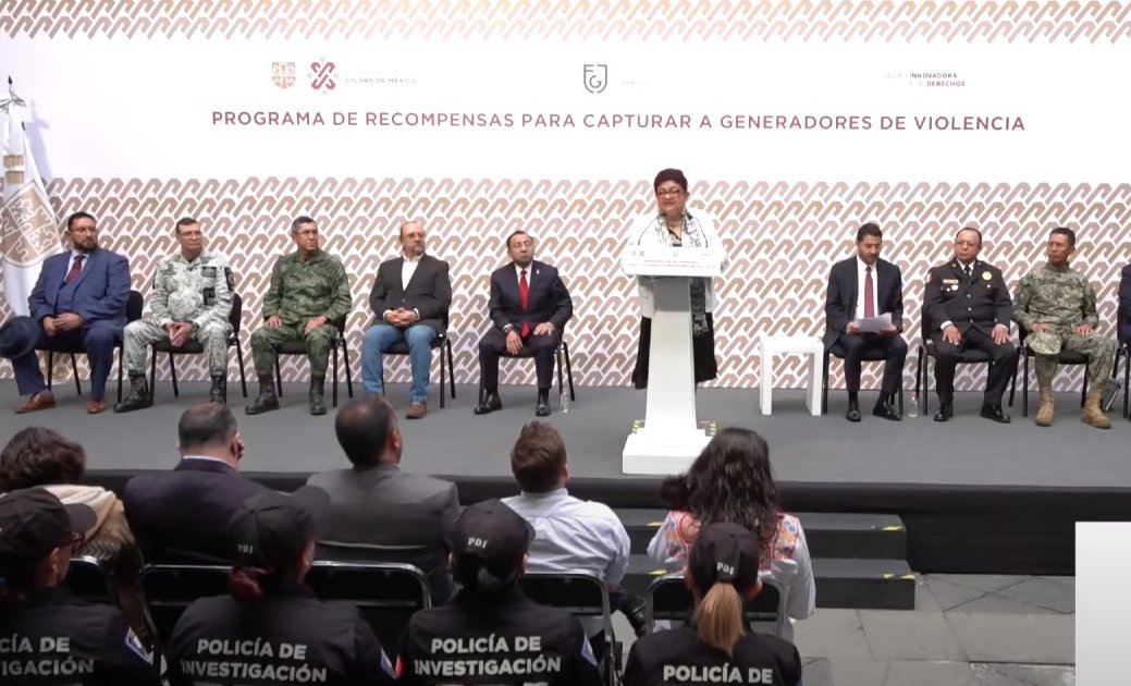 OnceNoticiasTV's tweet photo. 🟡 #EnDirecto | La fiscal general de Justicia de #CDMX, @ErnestinaGodoy_, dijo que para el lanzamiento del #ProgramaDeRecompensas se ofrecerán una compensación monetaria a quienes proporcionen información relevante de 5 generadores de #violencia, quienes son buscados por delitos de alto impacto como #secuestro, #homicidio, narcomenudeo y asociación delictuoso
#OnceNoticias🔻