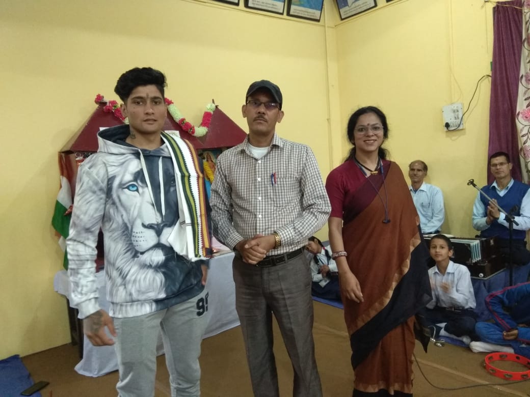 almjeewandham's tweet photo. नेशनल फुटबॉल चैंपियनशिप में चयनित श्रीमान करन जो अब मोहन बागान के लिए खेलेंगे। आज विद्यालय में वन्दना सत्र में दीप प्रज्ज्वलित कर🪔 वंदना का शुभारंभ किया  और फिर विद्यालय के खेल प्रमुख आचार्य जी श्रीमान हरीश मेहता जी द्वारा सम्मानित किया गया। https://t.co/51ppjSOkJ5