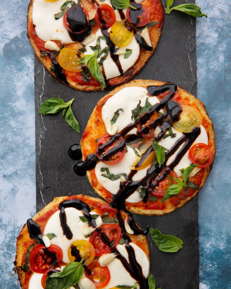Summer brings a burst of vibrant colors and flavors, and we're celebrating the star of the season - juicy tomatoes! 🍅✨ Packed with antioxidants and vitamins they're a perfect addition to any healthy recipe. Try our refreshing caprese salad atop our low-carb flatbreads!