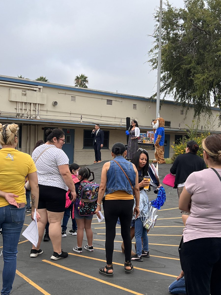 First day of school at #SunriseES is a huge success!!  Welcome back, Sunrise scholars!  Principal Barraza and his team know how to welcome students back to school. #backtoschools #lausd #acceleratelearning #ibelieveinlausd