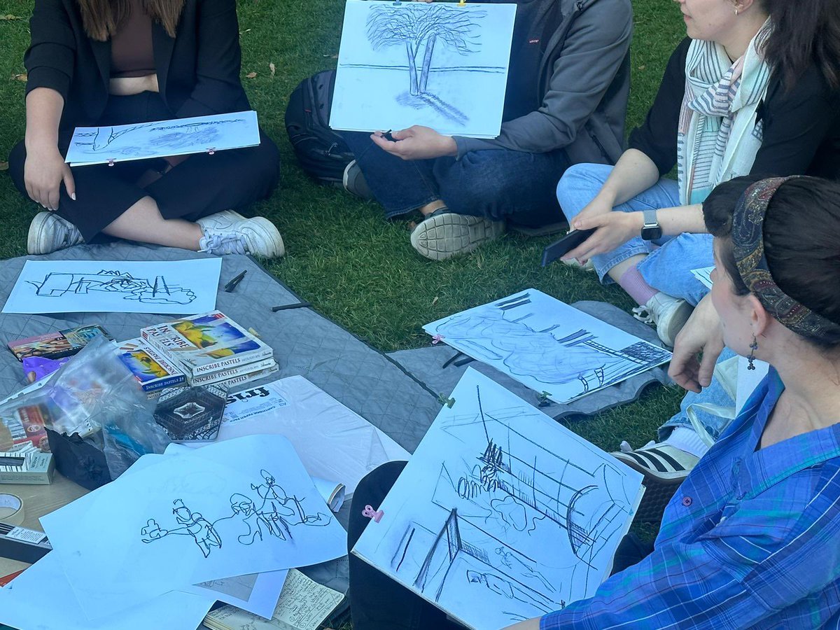 TeamLondonBdg's tweet photo. Last weekโs #loveworklife session with @gailsewo saw local employees taking inspiration from the beautiful @PottersFieldsPa in this al fresco drawing session ๐๐จ We love what they created!
Book FREE Love Work/Life events: https://t.co/UgTrF7IzvC https://t.co/Aiixef2FmW