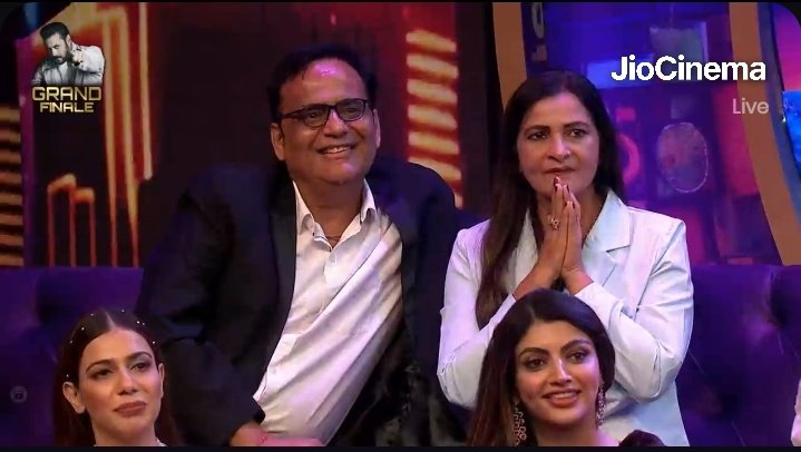 memefornischay's tweet image. Finally😭😭😭!!
ABHISHEK IN THE HOUSE
Emotional moment for Dimple Aunty and Uncle❤️✨🧿
@TriggeredInsaan @HubWanderers 
#AbhishekForWin #AbhishekMalhan