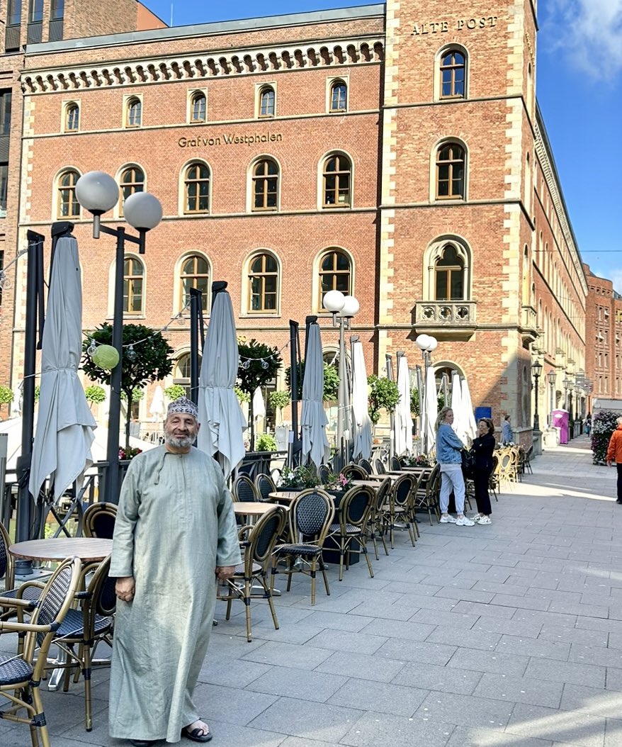 هذا البلدوزر المتواري خلف الساتر انتهى من هدم أول مبنى للبريد بعُمان
ومن هنا عرف المسقطيون الطوابع والتعاريف المسافرة
عسى أن يكون الهدم لإعادة البناء بما يليق بمسقط
والشيئ بالشيئ يذكر فبريد هامبورج احتفل بمرور ١٧٦ عاما على بنائه
إن صروح الأمس هي الحُلِي حول جيد المدن فلندعها تبرق