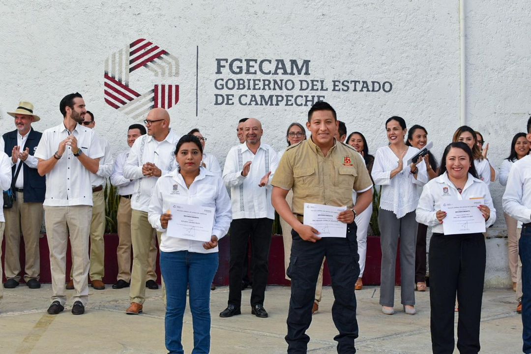 En el homenaje cívico del mes de agosto, se otorgaron reconocimientos y estímulos al personal de las diversas áreas de la Fiscalía General del Estado de Campeche por sus años de servicio y entrega en la Institución. 

¡Enhorabuena!
<a href="/fgecam/">Fiscalía General del Estado de Campeche</a>