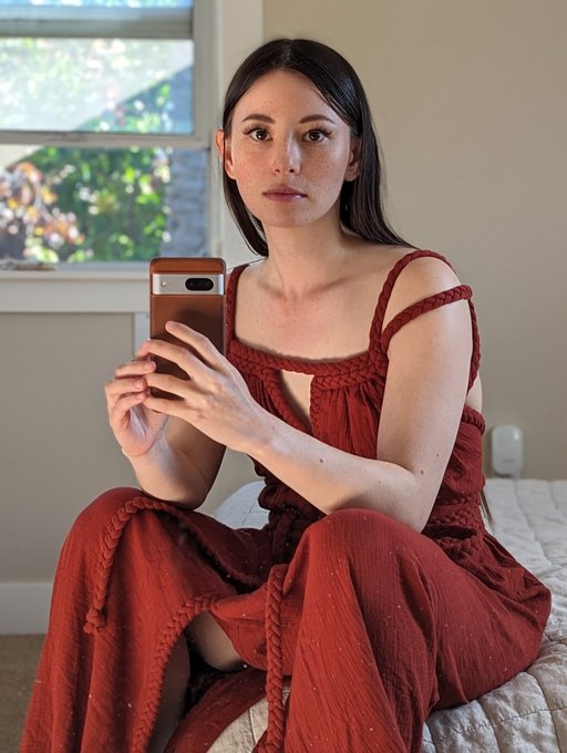 Roses are red, my date's running late, please send memes, to help me wait https://t.co/4vtHVKeJ9A