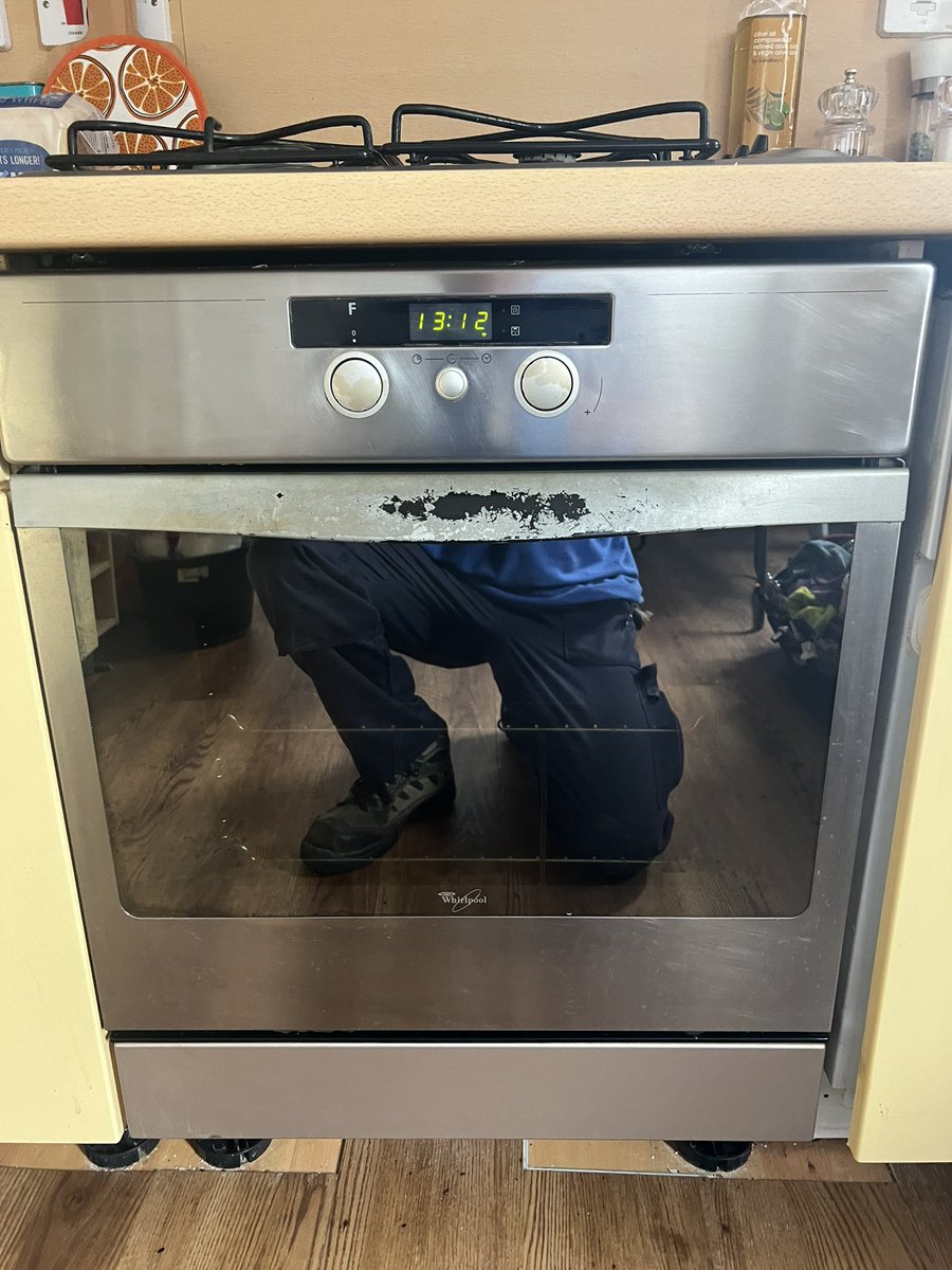 2nd job of the day, an old single Whirlpool oven. Oven stripped of side racks / main racks, oven deep cleaned. Door removed, but glass was glued, so couldn’t be split. Another fantastic result 🔥✨👌#stockport #ovencleaner #ovencleaning #ovencleaner