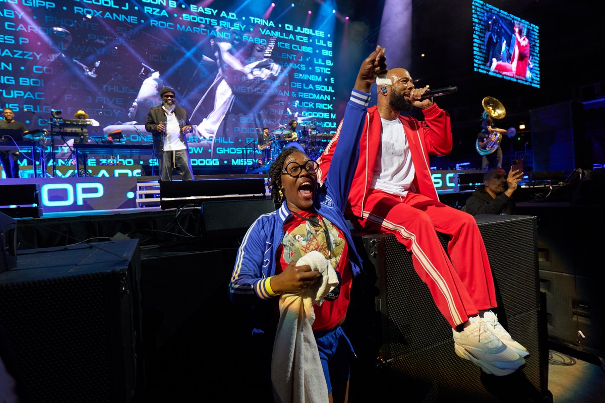 UnitedCenter's tweet photo. Celebrating 50 years of Hip Hop with @LLCoolJ, @Common, @RealDougEFresh, @TheRulerNYC, @TheRoots & more in Chicago was an iconic night with LEGENDS! #ForceTour #ForceLive #HipHop50 https://t.co/uiyLq4l3sO