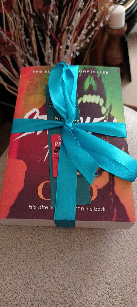 nat_avidreader's tweet image. I love coming home to a beautiful, colour coordinated, wrapped book to add to my ever growing Stephen King collection.📚
Thank you, @bertsbooks, for brightening up a dull Monday! 🥰
#booktwitter
#independentbookshops 
#monthlysubscription 
#avidreader 💯❤️📚
