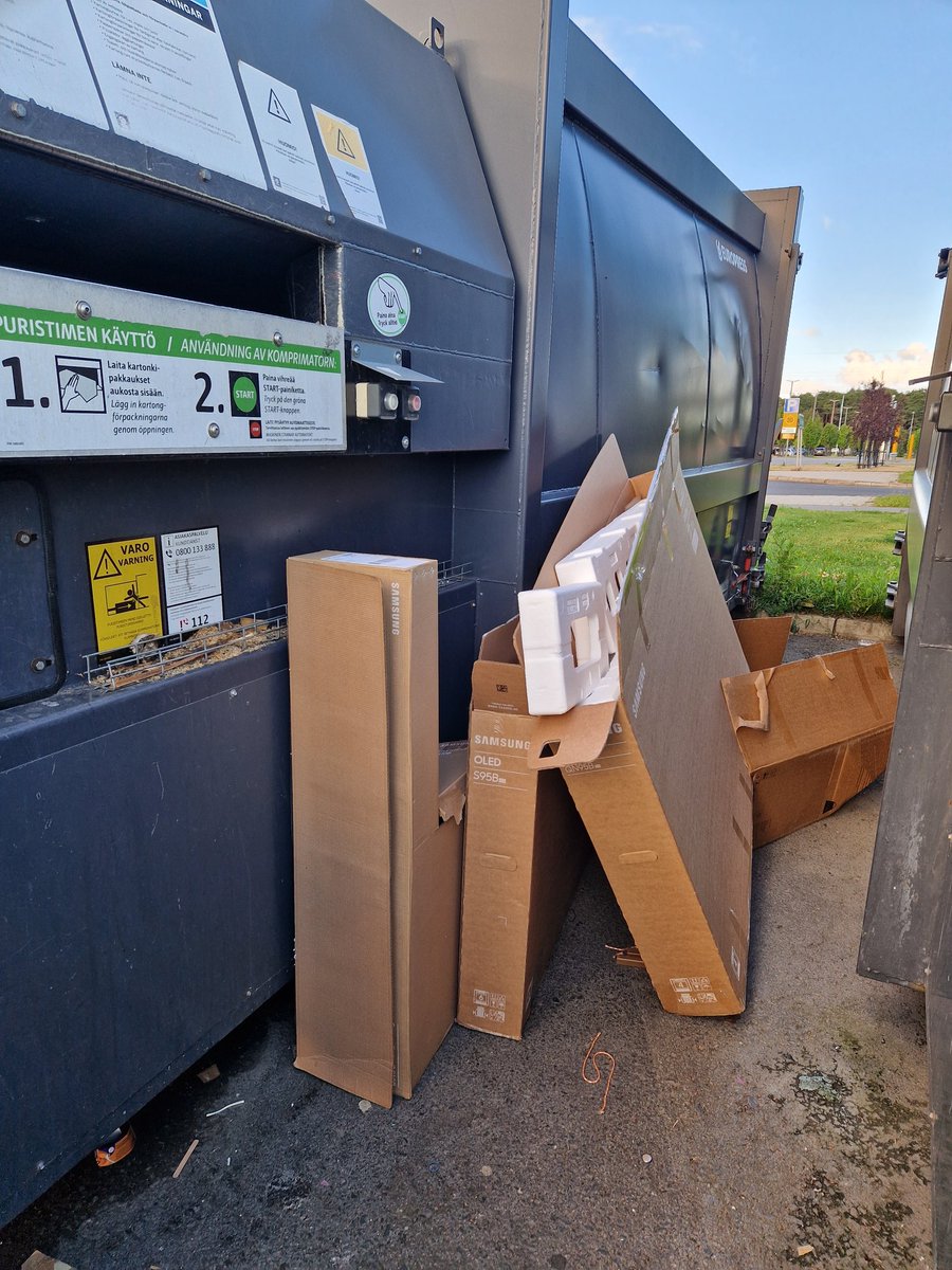 Tällainen pistää vihaksi. Lapsena olisi sanottu, että "Paa paska asialle ja mee ite perässä." Ne laatikot pienitään kotona ja palautetaan asiallisesti keräyspisteelle. #kierrätys #laiskaihminen