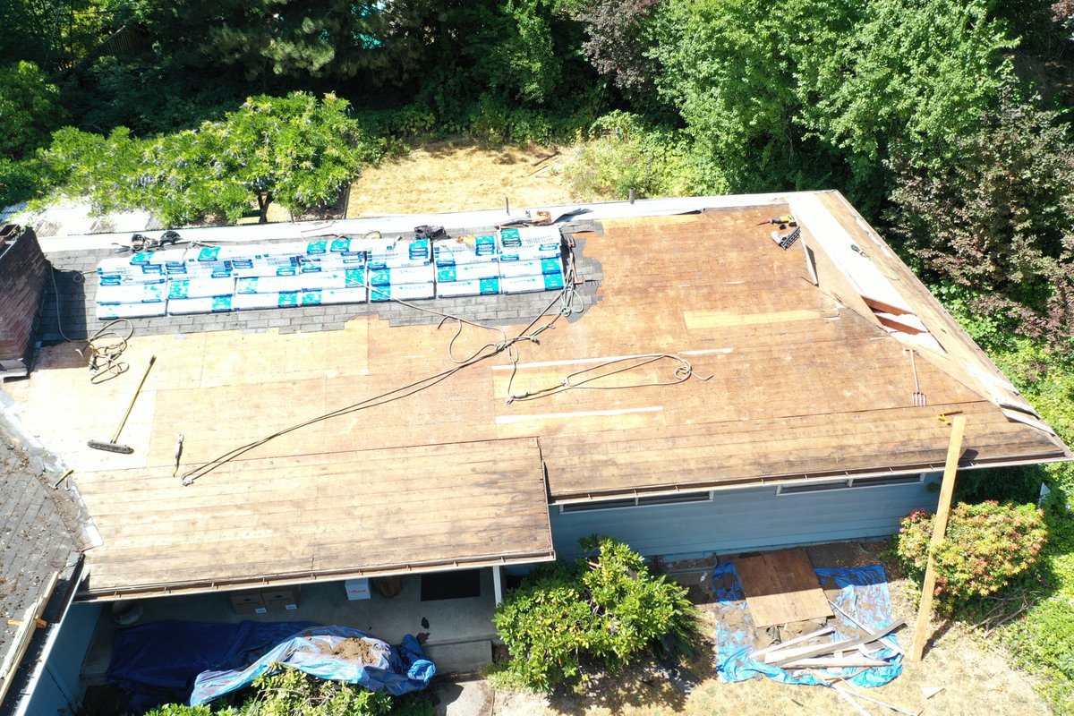 NwRoofTechInc's tweet photo. Another being done by Northwest Roof Tech! #roof #house #shingles #nwrooftech https://t.co/Jan7Cbg7o4