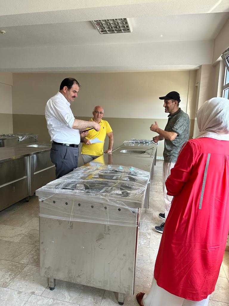 CanikMem's tweet photo. İlçe Milli Eğitim Müdürümüz Zahit Köseoğlu ve Şube Müdürümüz Ümit Yaşar Gürsoy bugün @Ttmtalcanik ziyaret ederek yeni açılan yiyecek içecek hizmetleri alanı atölye kurulum çalışmalarını yerinde gözlemlediler... 
#EğitiminYükselenYıldızıCanik
#BizBüyükveGüçlüBirAileyiz
@zahit5599 https://t.co/pkRbzRbhN6