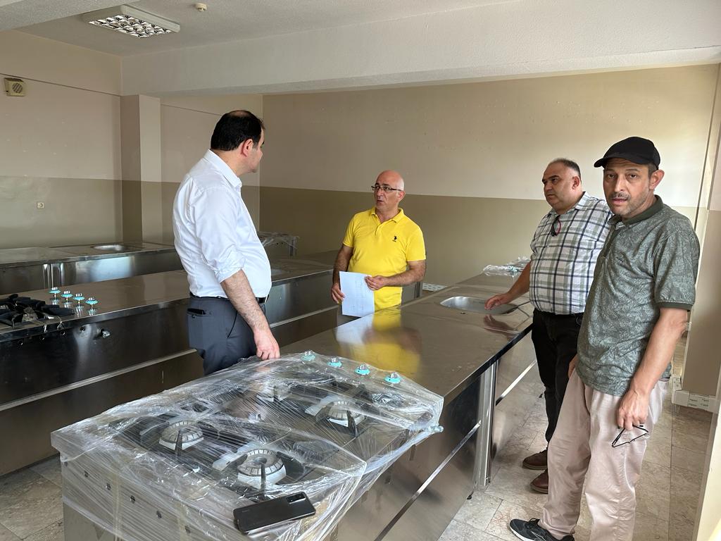CanikMem's tweet photo. İlçe Milli Eğitim Müdürümüz Zahit Köseoğlu ve Şube Müdürümüz Ümit Yaşar Gürsoy bugün @Ttmtalcanik ziyaret ederek yeni açılan yiyecek içecek hizmetleri alanı atölye kurulum çalışmalarını yerinde gözlemlediler... 
#EğitiminYükselenYıldızıCanik
#BizBüyükveGüçlüBirAileyiz
@zahit5599 https://t.co/pkRbzRbhN6