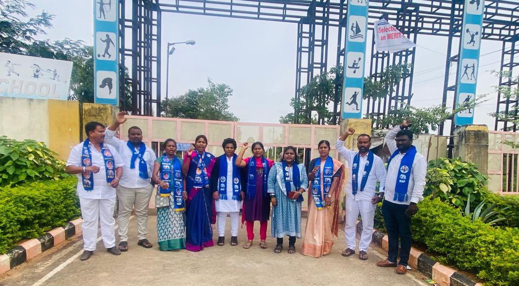 ShailajaSwaero's tweet photo. #తెలంగాణ_స్పోర్ట్స్_స్కూల్ లోని విద్యార్థినులపై #లైంగిగ_వేధింపులకు_పాల్పడిన #OSD_హరి_కృష్ణ పై #POCSO_చట్టం క్రింద #కేసు_నమోదు చేయాలని #కంప్లైంట్ ఇచ్చి రావడం జరిగింది ....
@Satyavathi_BRS @KTRBRS @RachakondaCop @CVAnandIPS 

#imRSP
@RSPraveenSwaero https://t.co/Xb9PqQiq3t