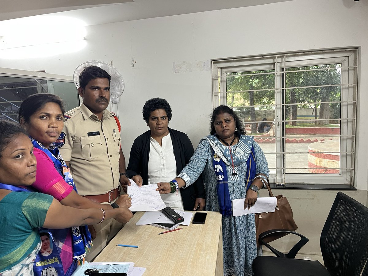 ShailajaSwaero's tweet photo. #తెలంగాణ_స్పోర్ట్స్_స్కూల్ లోని విద్యార్థినులపై #లైంగిగ_వేధింపులకు_పాల్పడిన #OSD_హరి_కృష్ణ పై #POCSO_చట్టం క్రింద #కేసు_నమోదు చేయాలని #కంప్లైంట్ ఇచ్చి రావడం జరిగింది ....
@Satyavathi_BRS @KTRBRS @RachakondaCop @CVAnandIPS 

#imRSP
@RSPraveenSwaero https://t.co/Xb9PqQiq3t