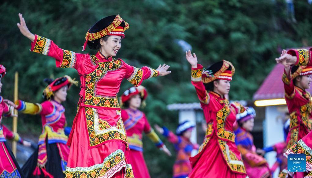 Descubre_China's tweet photo. GALERIA: Celebran el Festival de la Antorcha en Weining, suroeste de China 🇨🇳 🔥
Las celebraciones se realizaron entre el 3 y el 10 de agosto.
Detalles en el link 👉🏻 https://t.co/G9luA9u6Bv
#China #Asia #Festival #Antorcha #Weining #Historia #Cultura #Patrimonio https://t.co/cNhKrM4guq